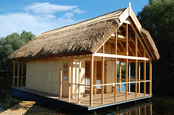 Rowmania - Centru de ecoturism la Crisan © Skaarchitects